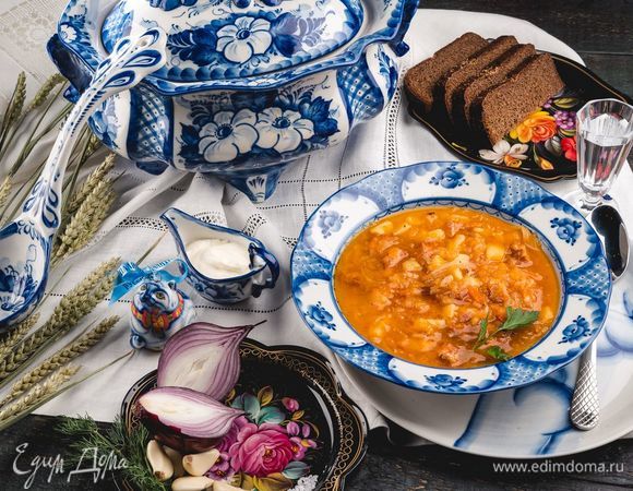 Украсьте стол салфеткой «Крестецкая строчка». Для подачи хлеба прекрасно подойдет жостовский поднос. Сами щи подавайте со свежей зеленью и сметаной в сервизе из гжельского фарфора, представленном в бутике интерьерных решений «РУССКАЯ ПАЛИТРА». Приятного аппетита!