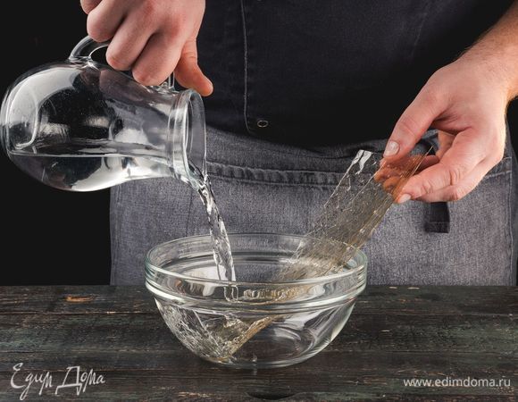  Желатин залейте водой и оставьте на 10 минут.