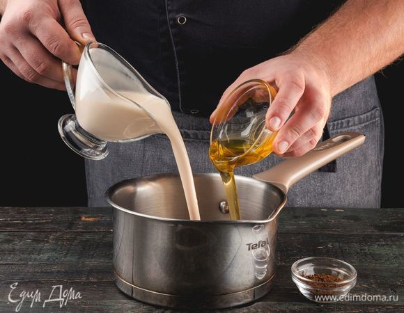 В сотейнике слегка разогрейте ряженку, цикорий и мед.