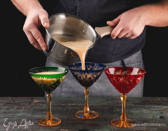 Перелейте смесь в формы, поставьте в холодильник до полного застывания.<br />
 