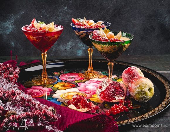 Готовый десерт украсьте ягодами. Подавайте его в фужерах от «Гусевского Хрустального завода им. Мальцова». Гармонично дополнит сервировку стола поднос, выполненный в технике жостовской росписи. Предметы для сервировки стола вы найдете в бутике интерьерных решений «РУССКАЯ ПАЛИТРА». Приятного аппетита!