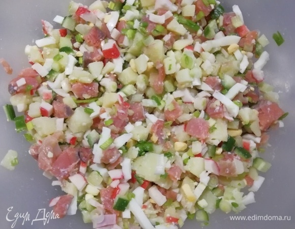 Смешиваем все подготовленные ингредиенты в миске.