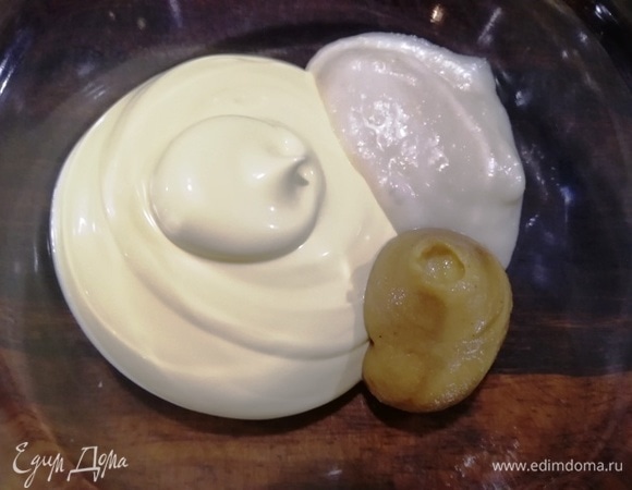 Смешиваем все ингредиенты для заправки салата.