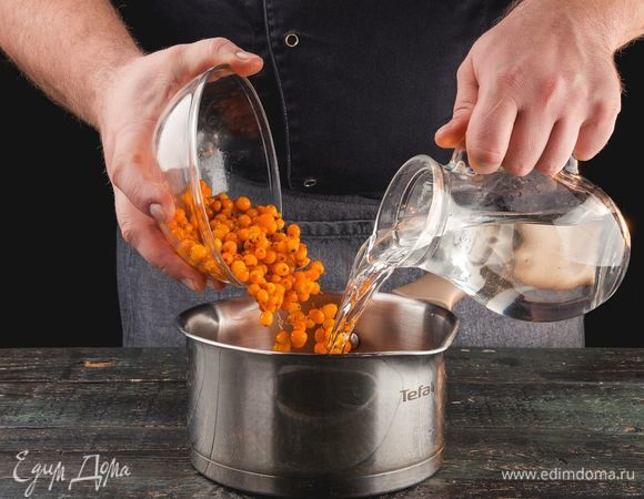 Залейте облепиху водой и доведите до кипения. Затем убавьте огонь и варите 8–10 минут, периодически снимая пену.<br />
 