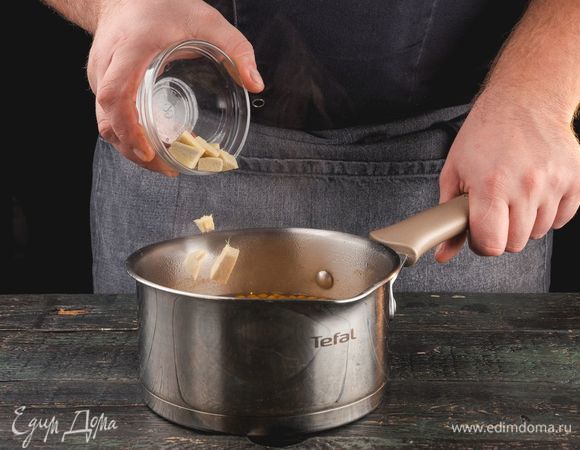 Добавьте нарезанный имбирь.