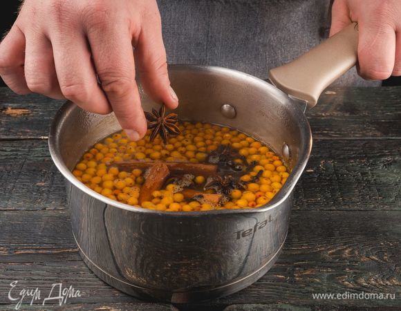 Затем добавьте специи и травы. Варите 10 минут, снимите с огня и дайте настояться 15–20 минут.