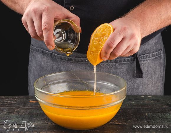 Добавьте сок одного апельсина и мед.