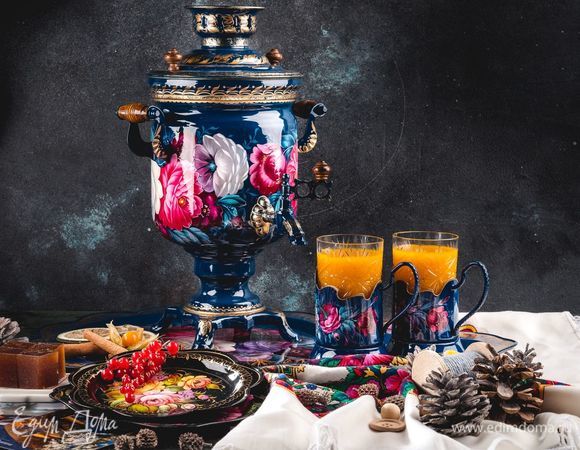 Подавайте сбитень в стаканах от «Гусевского хрустального завода им. А. Мальцова». Гармонично дополнят сервировку стола коллекционные подстаканники, самовар и поднос от «Жостовской фабрики декоративной росписи». Предметы для сервировки стола вы найдете в бутике интерьерных решений «РУССКАЯ ПАЛИТРА». Приятного аппетита.