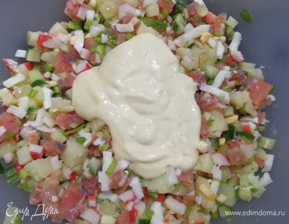 Заправляем салат.