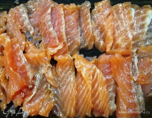 Слабосоленую форель нарезаем очень тонкими пластинами.