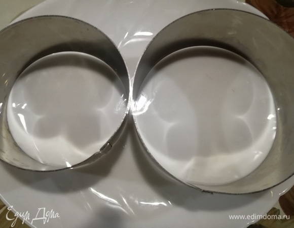 Для оформления салата нам понадобятся три кулинарные формы разного диаметра. Если нет кулинарных форм, оформляйте руками (в кулинарных перчатках). Формы выставляем на небольшое блюдо.