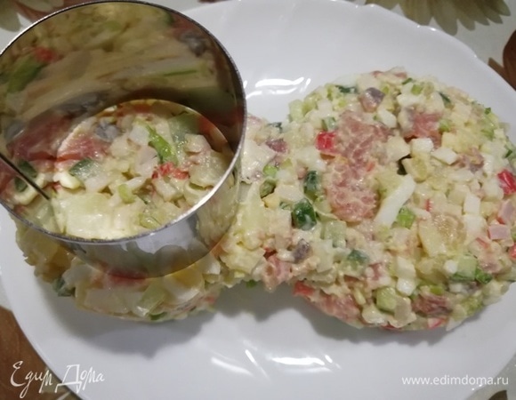 Столовой ложкой выравниваем салат (или докладываем «подошву»), берем третью форму самого маленького диаметра и, выкладывая в нее салат, формируем оставшуюся часть «ботиночка».