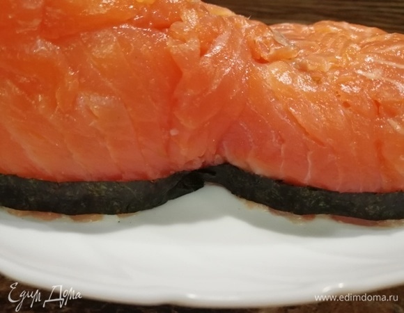 От листа нори отрезаем полоску толщиной около 5 мм. По нижнему краю «ботинка» выкладываем полоску в виде подошвы.