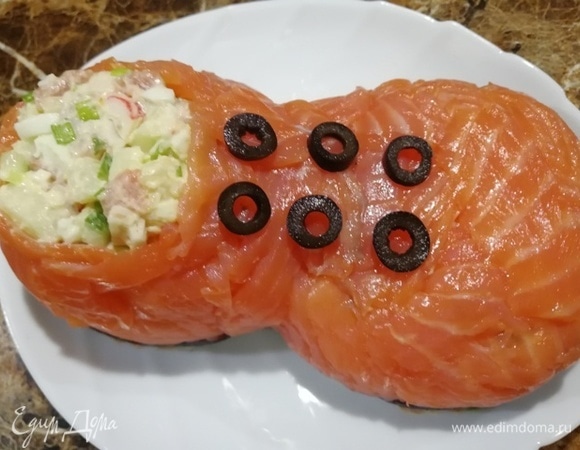 Маслины нарезаем кружочками и выкладываем отверстия под шнурки.