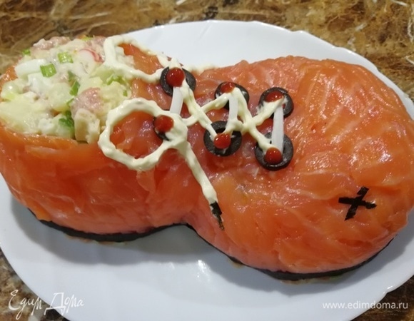 Из тоненькой полоски крабовых палочек и майонеза рисуем шнуровку. Оформляем кетчупом и делаем заплатку из нори.