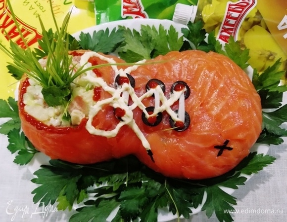 Салат готов, можно подавать к столу. Травка — проростки пшеницы и петрушка.