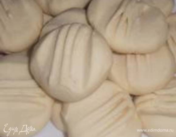 Масло взбить с сахарной пудрой, солью и ванильным сахаром. Муку просеять вместе с крахмалом. Небольшими порциями добавлять во взбитое масло. Хорошо перемешать.