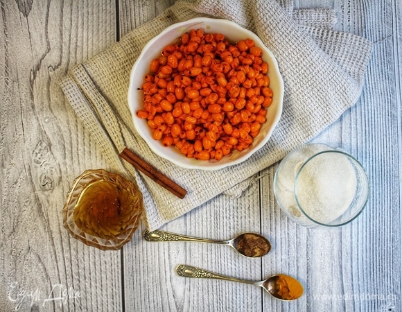 Ягоды заранее разморозить, перебрать и промыть. Подготовить все ингредиенты.