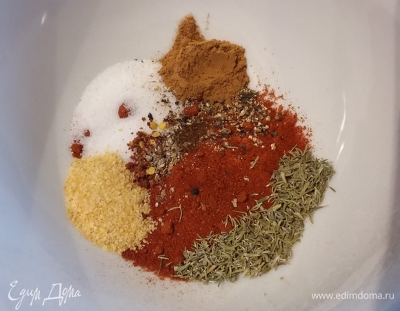 Приготовить смесь специй для кебаба. Тимьян и орегано понадобятся сушеные, но орегано у меня свежий, поэтому я добавила его в начинку.