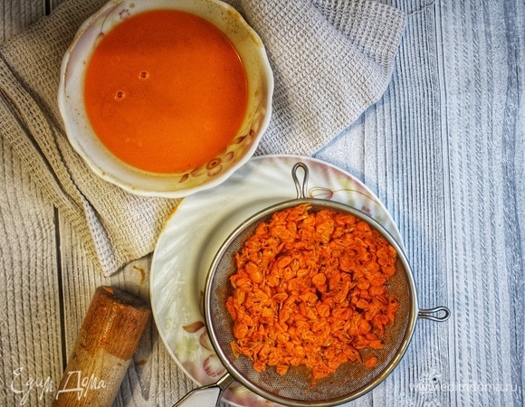 Ягоды растолочь в ступке, сцедить сок при помощи мелкого сита или марли. Полученный сок убрать в холодильник.