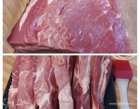 Мясо (у меня свиная шейная часть) вынуть из холодильника за полчаса до готовки, обмыть и обсушить бумажной салфеткой. Разрезать сверху на расстоянии 1–1,5 см в глубину, но не прорезать полностью.