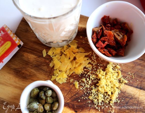 С лимона снять цедру (я измельчила часть на мелкой терке, другую часть сняла овощечисткой и нарезала), выдавить сок. Вяленые в масле помидоры нарезать на кусочки.