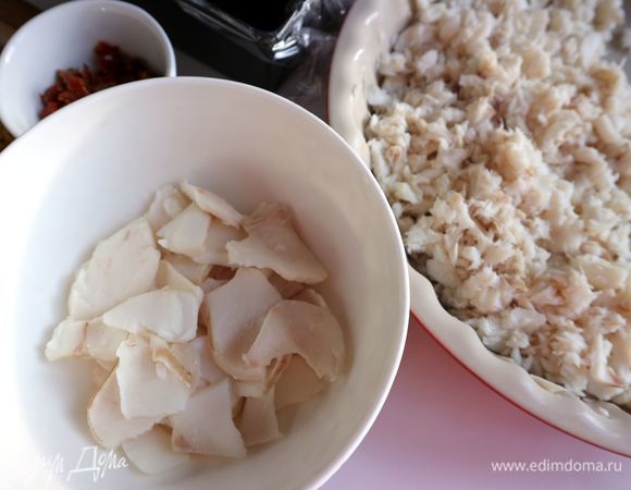 Кусочки филе трески отварить в небольшом количестве подсоленной воды. Всего потребуется 300 мл рыбного бульона. Вынуть треску из бульона. Дать остыть. Проверить, не осталось ли костей. Небольшую часть рыбы оставить в виде пластин. Другую мелко нарезать.