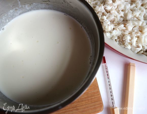 В горячий рыбный бульон (300 мл) добавить сливки (200 г), перемешать. Поставить на огонь. Температура жидкости, перед тем как в нее добавить желатин, должна быть 70– 80°C. Хорошо, если у вас есть специальный градусник. Непрерывно помешивать до полного растворения порошка. Раствор должен находиться на минимальном огне. Это займет 1–2 минуты. Жидкость не должна закипать. Для этого рецепта использовала универсальный желатин в порошке.