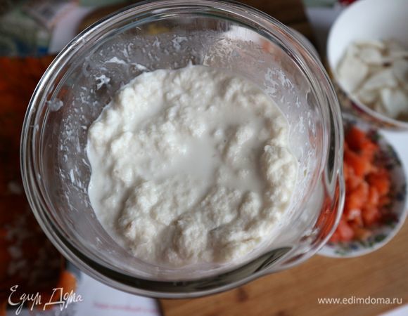 Поместить треску, кроме той, которую оставили в виде пластин, в блендер, добавить цедру, натертую на мелкой терке, лимонный сок, остывший до чуть теплого состояния раствор с желе. Перемешать до однородности.