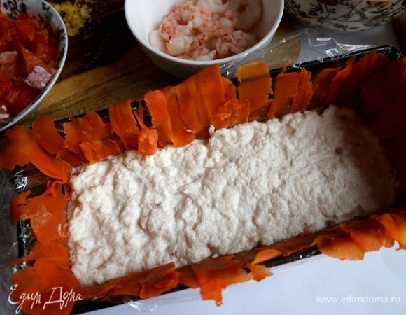 Покрыть слоем трески.