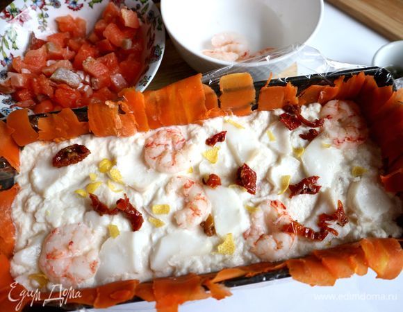 Слой измельченной трески, кусочки креветок, цедра, пластины трески, вяленые в масле помидоры. Заполнить форму таким образом до верха.