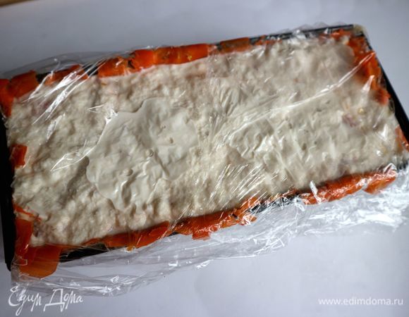 Верхний слой закрыть пленкой, убрать в холодильник на ночь.