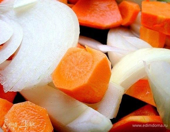 Крупно нарезаем морковь, тыкву, 2 луковицы.