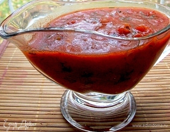 Готовим соус для запекания. Мелко нарезаем и обжариваем на растительном масле 1 луковицу, добавляем томатное пюре (свежие измельченные томаты без кожицы или готовые томаты в собственном соку), соль, мелконарезанный укроп и приправы по вкусу. Добавляем стакан вина и выпариваем примерно 10–12 минут на среднем огне.