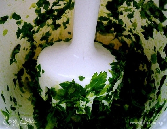 Проверяем время от времени, как там дела у нашей телятины, перемешиваем овощи и мясо аккуратно. Спустя 30 минут я накрыла форму крышкой. Мясо провело в духовке примерно 45 минут. Делаем гремолату. Петрушку, чеснок и лимонную цедру (пучок, 2 зубчика, 1 ст. л. соответственно) измельчаем погружным блендером. Приправа готова.