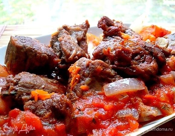 Достаем мясо, укладываем его на овощи. Поливаем запеченное мясо соусом. Возвращаем форму в духовку еще на 5 минут.