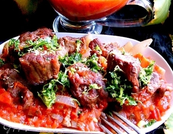 Перед подачей посыпаем жаркое ароматнейшей яркой гремолатой и сразу зовем к столу всю семью.