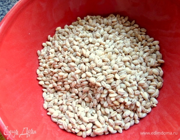 Перловку залить водой на ночь.