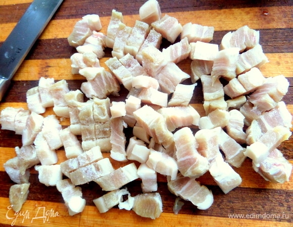 Свинину нарезать брусочками.
