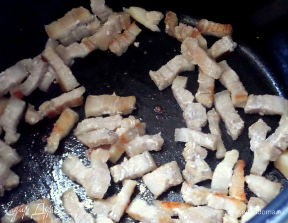 Включить программу «поджаривание» в мультиварке и обжарить мясо без масла с открытой крышкой.