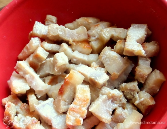 Перенести временно мясо в чашку.