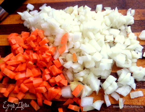 Нарезать мелко морковь и лук.