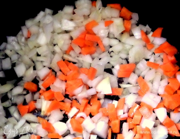 Высыпать в чашу мультиварки.