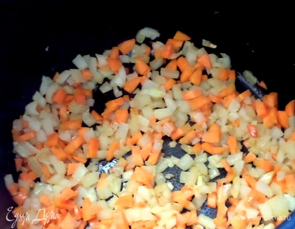 И обжарить в жире от мяса. Если его мало, можно подлить немного растительного масла.