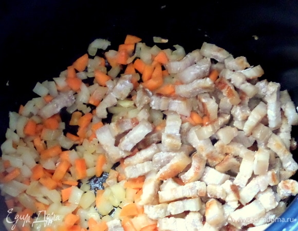 После легкой обжарки высыпать к овощам мясо.