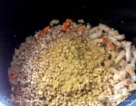 Приправы, специи. У меня смесь: соль, чеснок, морковь, чили, куркума, базилик, петрушка, горчица, паприка.