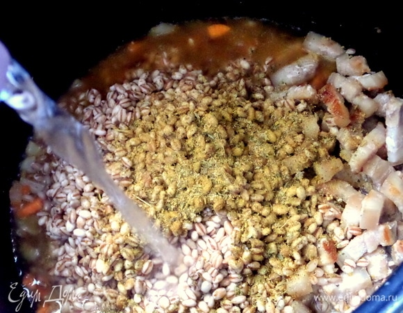 Влить воду или бульон.