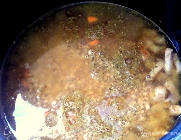 Я указала в ингредиентах большее количество воды, чтобы не отвлекаться на готовку и не подливать ее. Если вы готовите на газу и находитесь рядом, то можно в процессе выкипания подлить воду.