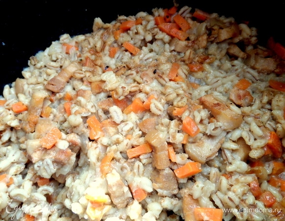 В итоге получаем через 50 минут наваристое блюдо. Если вдруг каша показалась жидкой, открыть крышку и продолжить готовку, чтобы вода выкипела.