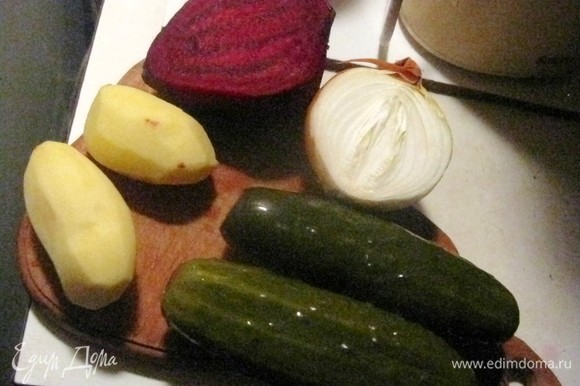 Овощи очищаем от шкурок и нарезаем соломкой (если любите, можно натереть на терке для моркови по-корейски, но нарезанные овощи вкуснее).